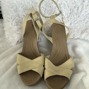 New Crocs Leigh II Ankle Strap Wedge Women's Wedge Shoes, Oatmeal/Mushroom